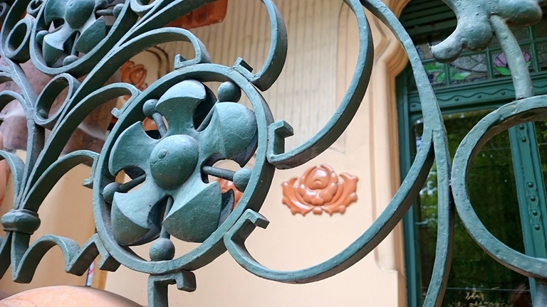 Ornament na uličnoj fasadi Rajhlove palate u Subotici, detalji od kovanog gvožđa i Žolnaji keramike, 1904.