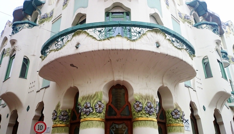 Reok palata u Segedinu, detalj fasade sa motivima vodenih ljiljana, remek delo Ede Mađara iz 1907.