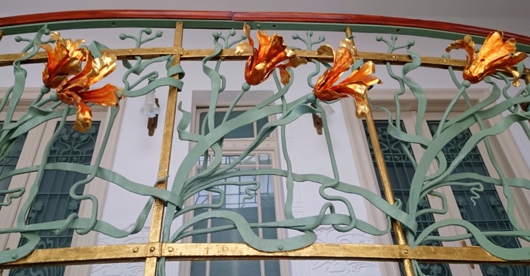 Stepenište Reok palate sa raskošnim floralnim ukrasom koji je dizajnirao Ede Mađar, a realizovao majstor umetničkog znata Pal Fekete 1907.