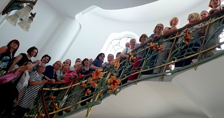 Artisovci na stepeništu Reok palate u subotu 10. juna, kada smo jedinstvenim putovanjem na tragu panonske Secesije u delu dvojice arhitekata, obeležili 5. Međunarodni dan Art Nuvoa. Foto: Ljuba Tošković